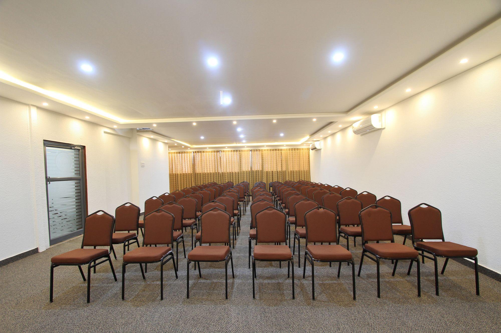 Oyo 4797 Lulu Hospitality Hotel Yelahanka Buitenkant foto